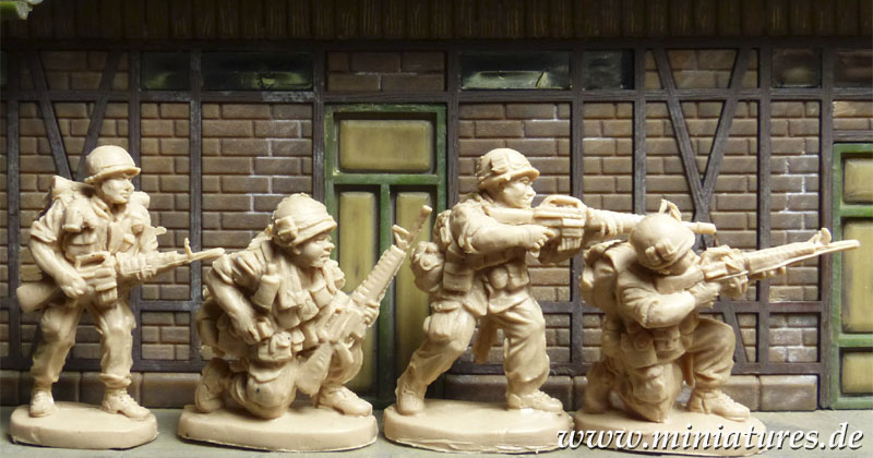 US Infanterie in Vietnam mit M16 Sturmgewehren.