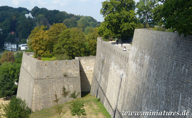 Die Bastion Scherpentiner der Sparrenburg in Bielefeld leitet ihren Namen vom Geschütztyp der Serpentine ab.