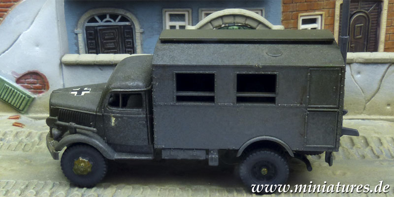 Opel Blitz 3 t A-Typ mit LC-Koffer der Luftwaffe, 1:87 H0 ROCO 274.