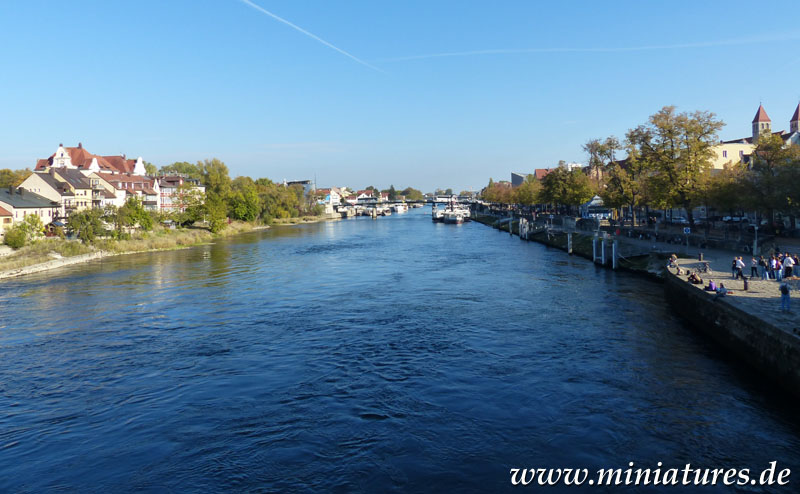 Donaukilometer 2379,2 an der Steinernen Brücke bei Regensburg.