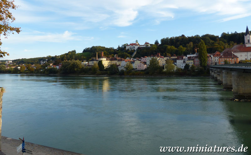 Innkilometer 1,1 an der Marienbrücke in Passau, unweit seiner Mündung in die Donau.