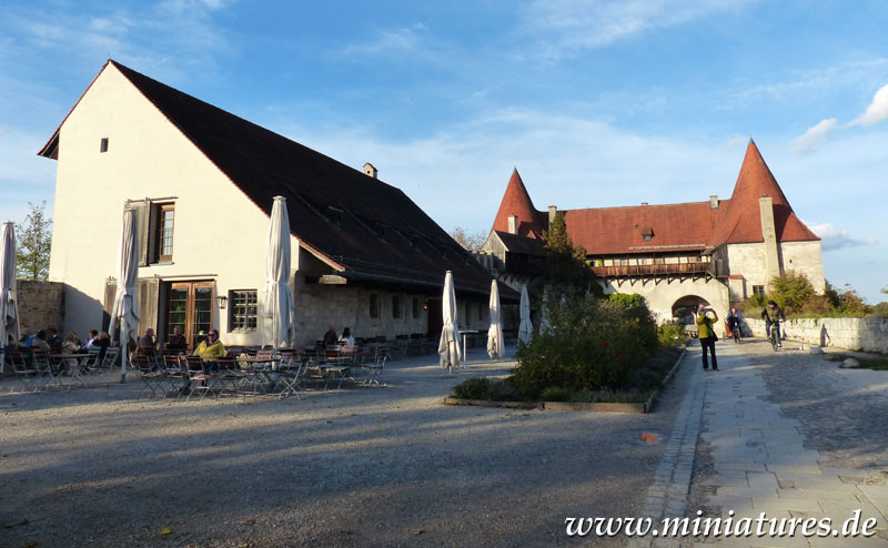 Burg-Café und Georgstor im 2. Burghof der Burg zu Burghausen.