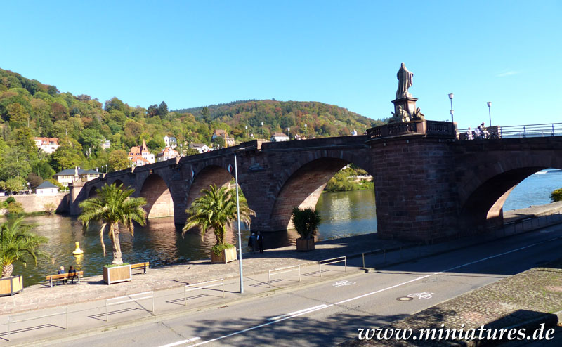 Karl-Theodor-Brücke in Heidelberg, die Alte Brücke über den Neckar, 1786–1788 als Steinbrücke wieder aufgebaut, nachdem die vorherige Holzbrücke auf Steinpfeilern 1784 durch Eisgang zerstört worden war.