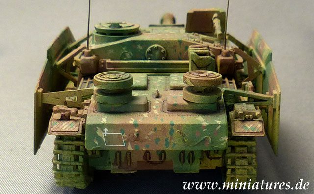 Ungewöhnliche Schluss- und Bremsleuchten an der Sturmhaubitze 42 Ausf. G von ESCI.