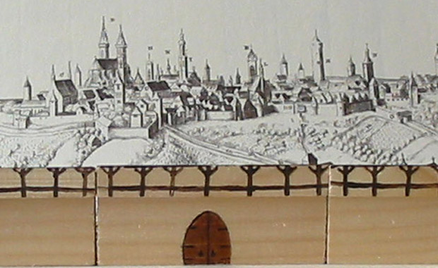 Mauersegment mit Tor: Rückseite mit Wehrgang.