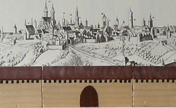 Mauersegment mit Tor: Front mit Schießscharten und Pultdach.